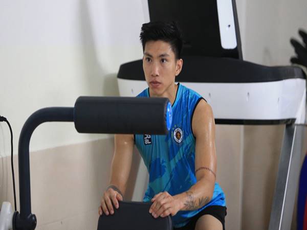 Bóng đá VN 9/8: Văn Hậu có thể đang dính chấn thương mới