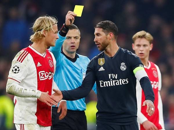 Tẩy thẻ là gì? Tại sao lại phải tẩy thẻ trong bóng đá?