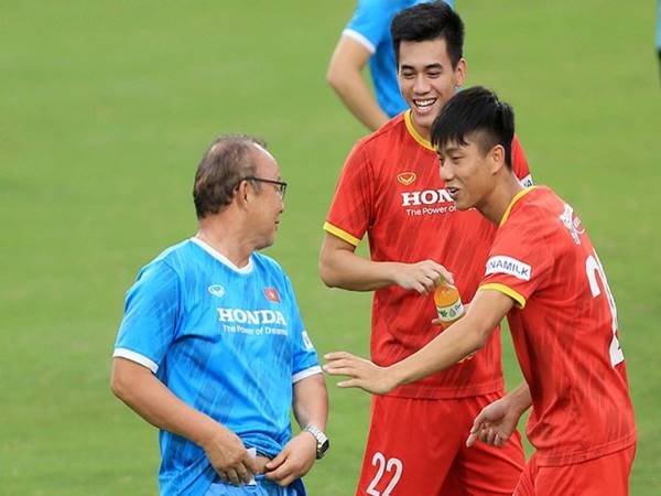 Bóng đá VN 4/10: Trụ cột ĐT Việt Nam khiến NHM thót tim