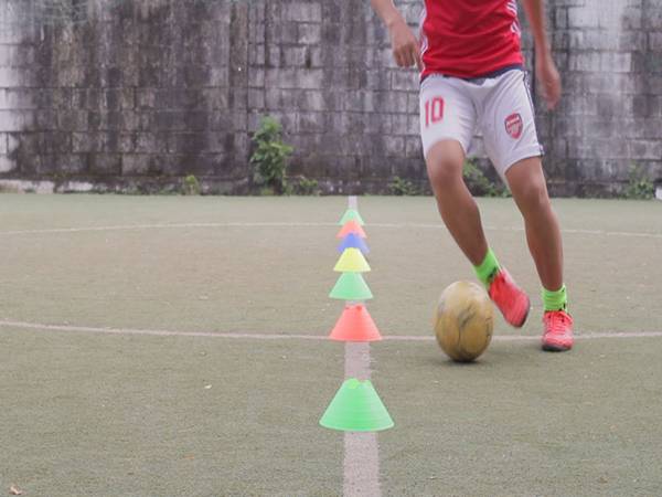 Hướng dẫn cách tập đá bóng bằng chân không thuận